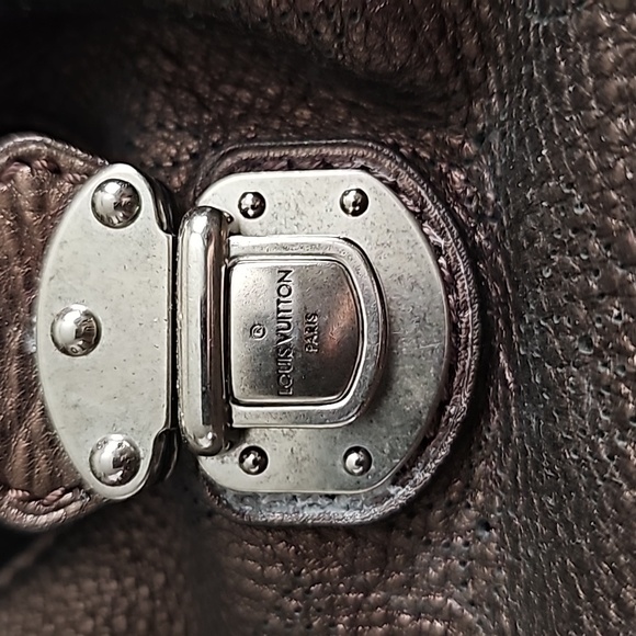 Louis Vuitton Logo Mahina XL Hobo - Picture 6 of 15